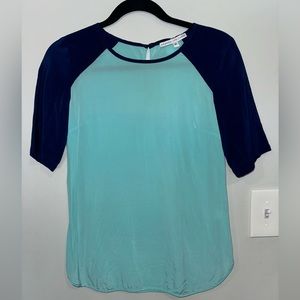 Amanda Uprichard 100% Silk two tone blue short sleeve blouse